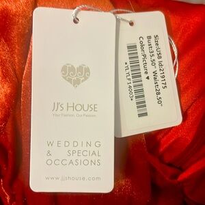 Fabric:Velvet
Length:Floor-Length
Neckline:V-Neck
Straps & Sleeves:1/2 Sleeve